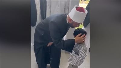 بعد حمله على الأكتاف.. أسامة الأزهري يقبِّل رأس طفل إندونيسي أثناء زيارته الأخيرة | فيديو 
