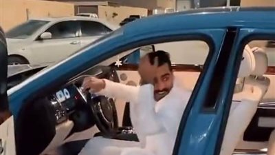  تعبيرا عن حبه.. شاب يهدي شقيقه سيارة رولز رويس بـ14 مليون جنيه