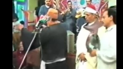 شخص يرتدي الزي الأزهري في مشهد رقص بأحد الأفراح.. والأوقاف تكشف هويته