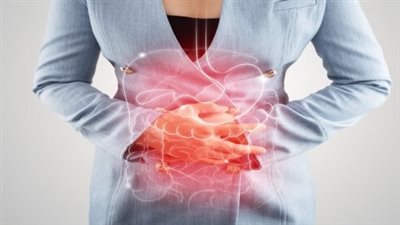 4 أسباب تؤدي للشعور بآلام في جانب البطن الأيمن.. أبرزها حصوات الكلى