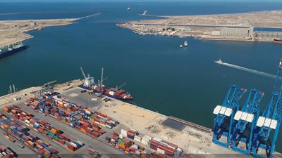 إعادة فتح موانئ السويس والزيتيات وانتظام الحركة الملاحية بموانئ البحر الأحمر