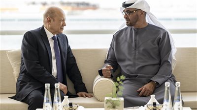 محمد بن زايد لـ رئيس مجلس القيادة اليمني: الإمارات تدعم شعب اليمن الشقيق لتحقيق السلام والاستقرار