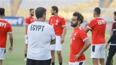 صلاح يفاجئ فيتوريا بتسليم هاتفه الخاص قبل مواجهة موزمبيق