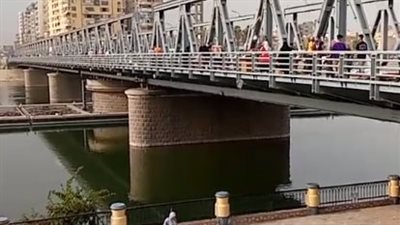 لمروره بحالة نفسية سيئة.. شاب ينهي حياته قفزًا من أعلى كوبري طلخا بالمنصورة | بث مباشر