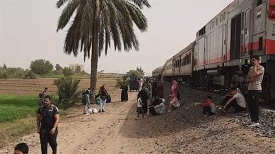 السكة الحديد تدفع بقطار لنقل ركاب قطار بورسعيد بعد الخروج عن مساره| بث مباشر 