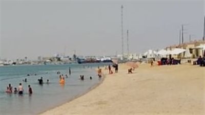 هروبًا من حرارة الطقس.. إقبال كثيف من المواطنين على شواطئ السويس| بث مباشر 