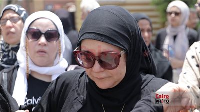 قلبي وجعني عليكي.. انهيار الفنانة منال عبد اللطيف لحظة وصول جثمان والدتها مسجد السيدة نفيسة