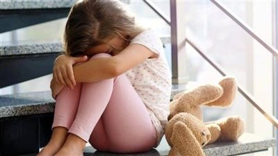 حبس عاطل عذب ابنته بطريقة وحشية في السويس