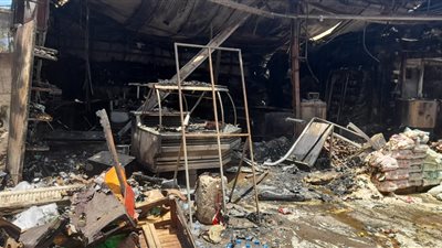 ندب البحث الجنائي لمعاينة موقع حريق سوق المندرة بالإسكندرية 