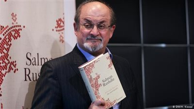 سلمان رشدي.. أثار الجدل برواية آيات شيطانية عام 1988 وتعرض للاغتيال في 2022 