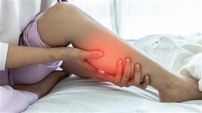 أبرزها كثرة الوقوف على الأرضيات الخرسانية.. أسباب تشنجات الساق في الليل وكيفية الوقاية منها