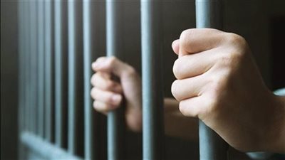 بتهمة حيازة مواد مخدرة.. تفاصيل حجز منتج فني شهير وعرضه على الطب الشرعي| بث مباشر