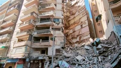 انهيار عقار من 13 طابقًا في الإسكندرية.. وجار البحث عن عالقين أسفل الأنقاض