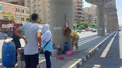 تحرك عاجل من الجهات المعنية بعد انتشار صورة جزار يستخدم عمود المونوريل لتعليق العجول