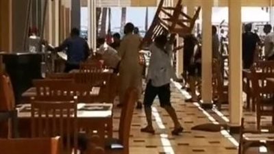 بالمقاعد الخشبية.. مشاجرة بين نزلاء فندق سياحي بالغردقة| بث مباشر