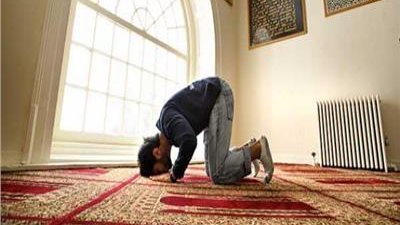 هل يجوز الصلاة بالحذاء؟.. دار الإفتاء توضح الحكم للإناث والذكور 