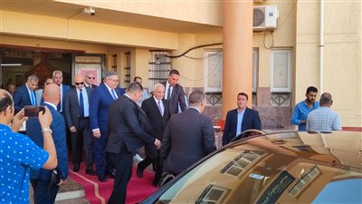 وزير التربية والتعليم يتفقد سير امتحانات الثانوية العامة بمدرسة المتفوقين بالغردقة |صور