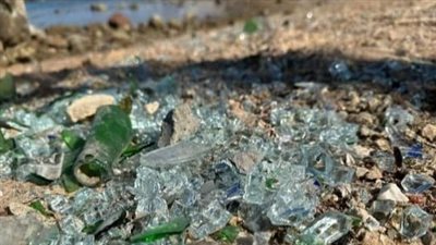 ألقى عبوات زجاجية بمياه البحر.. ضبط عامل مطعم حاول منع المصطافين من نزول الشاطئ| بث مباشر 