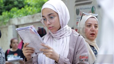 حتى اللحظة الأخيرة.. طلاب الثانوية العامة يراجعون معلوماتهم قبل دخول امتحان اللغة الأجنبية|صور