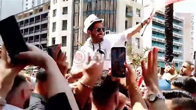 طبل وغناء وزحام شديد.. استقبال الجمهور اللبناني لـ تامر حسني بمطار بيروت قبل حفله غدًا