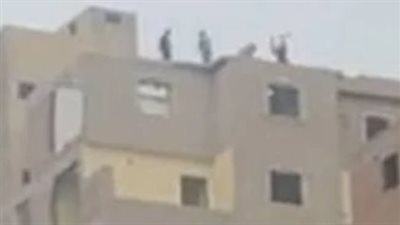 بسبب مشاجرة مع زوجها.. تفاصيل ظهور سيدة أعلى سطح عقار موثقة بالحبال في الدقهلية| بث مباشر 