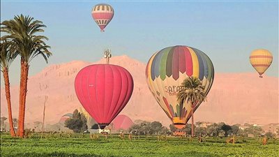تعليق رحلات البالون الطائر بالأقصر اليوم بسبب شدة الرياح | بث مباشر