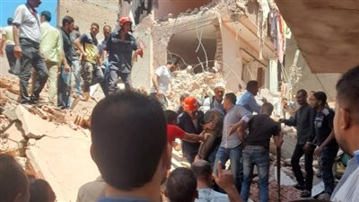 انتشال الجثمان الرابع من تحت أنقاض عقار رشيد المنهار