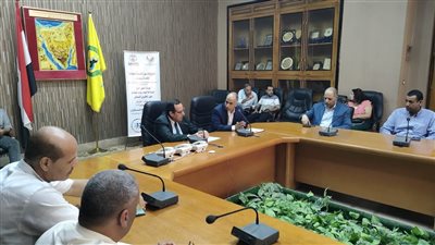 محافظ شمال سيناء يسلم صيادي العريش وسائل تعزيز السلامة البحرية