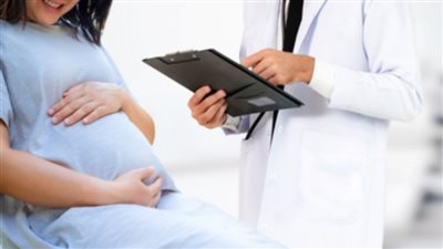 بستمتع وأنا بتفرج على نفسي في الفيديوهات.. طبيب روض الفرج يكشف سبب تصوير السيدات |خاص