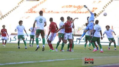 بعد دهسه قميص الأهلي.. حرمان عامل غرف ملابس المصري من مرافقة الفريق عامين