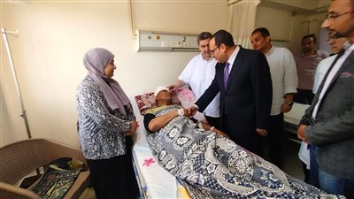 بعد تعرضه لحادث سير.. محافظ شمال سيناء يزور مدير الإدارة التعليمية بنخل في مستشفى العريش