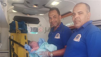 مسعف وسائق يساعدان سيدة على وضع مولودها داخل سيارة الإسعاف بالفيوم