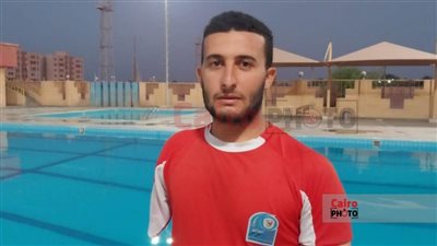 فقد ذراعه الأيمن.. إسلام مدرب سباحة تحدى المستحيل وأكمل تعليمه رغم إعاقته بسوهاج | صور