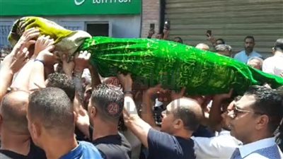 خروف على روحها.. الفنان أحمد شيبه يودع والدته بعد صلاة الجنازة عليها بالإسكندرية