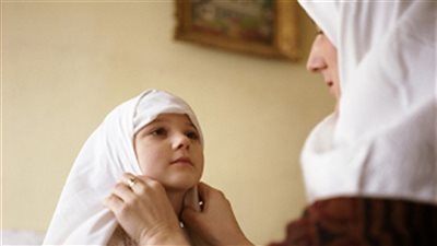 بنتي رافضة تلبس الحجاب مع أنها ملتزمة وبتصلي وبتصوم.. داعية بالأوقاف تكشف الحكم