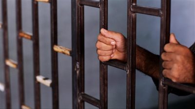 بسبب كاسيت وسماعة.. 3 أشخاص يحتجزون شابًا ويعتدون عليه بكلب في المطرية | بث مباشر