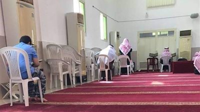 هل معظم من يصلون على الكراسي في المساجد صلاتهم باطلة؟.. وأزهري يكشف الحكم الشرعي