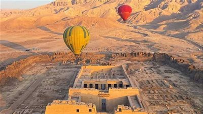 312 سائحًا يحلقون في سماء الأقصر على متن 13 رحلة بالون طائر اليوم | بث مباشر