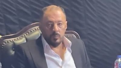 الحزن يسيطر على عمرو عبد الجليل خلال عزاء شقيقه بمسجد عمر مكرم | بث مباشر
