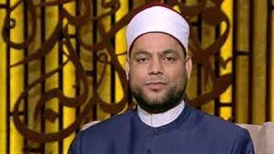 بنتي عاقة وبتديني على دماغي وبوست رجلها عشان تصالحني.. وإمام مسجد الحسين: مش هتشوف خير