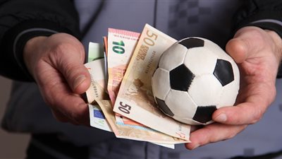 ما حكم الرهان على مباريات كرة القدم؟.. أمين الفتوى يجيب