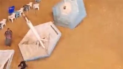 الشماسي طارت من مكانها.. رياح شديدة تضرب شواطئ الإسكندرية تزامنا مع العاصفة دانيال | بث مباشر 
