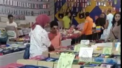 القلم يـ جنيه.. إقبال كثيف من المواطنين على شراء الأدوات المدرسية بمعرض بورسعيد | بث مباشر 