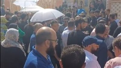 انهيار زوجة الفنان أشرف مصيلحي وأبنائه أثناء دفن جثمانه بمقابر العائلة| بث مباشر 