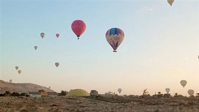 على متنها 850 راكبا.. انطلاق 35 رحلة بالون طائر من مختلف الجنسيات بالأقصر| بث مباشر 