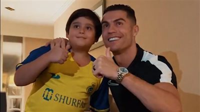 رونالدو يحقق حلم طفل إيراني ويحضره لمقابلته في معسكر النصر | فيديو