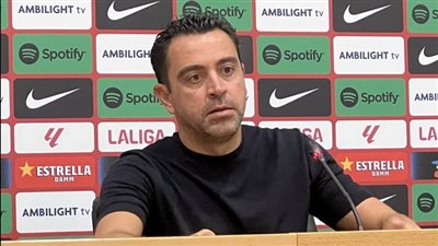 تشافي يكشف أفضل مباراة له مع برشلونة وأصعب منافس