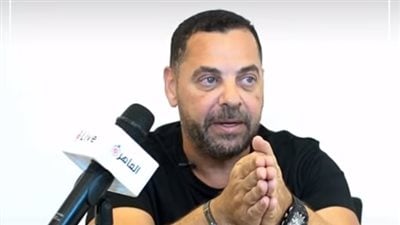 طارق العريان: مضيت مع عمرو دياب أكثر من 12 فيلما ومتنفذوش.. وزوجتي تفكيرها في البيزنس | فيديو
