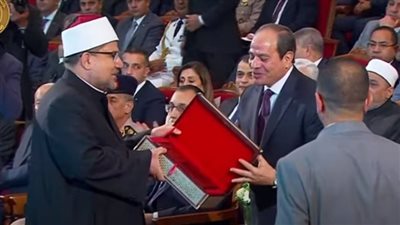 وزير الأوقاف يهدي السيسي نسخة من موسوعة الثقافة الإسلامية.. ويؤكد: الأحدث في تجديد الخطاب الديني