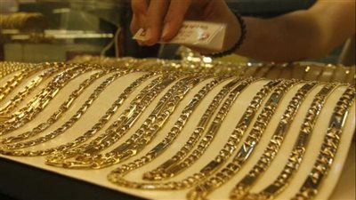 أسعار الذهب اليوم بعد تراجعها محليًا وعالميًا.. واستقرار الدولار في البنوك | بث مباشر